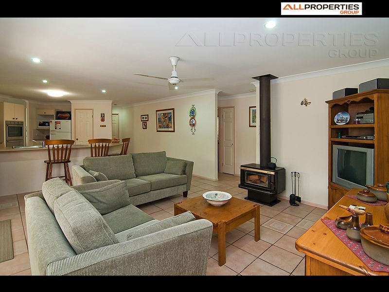 8 VIROSA CT, Regents Park QLD 4118