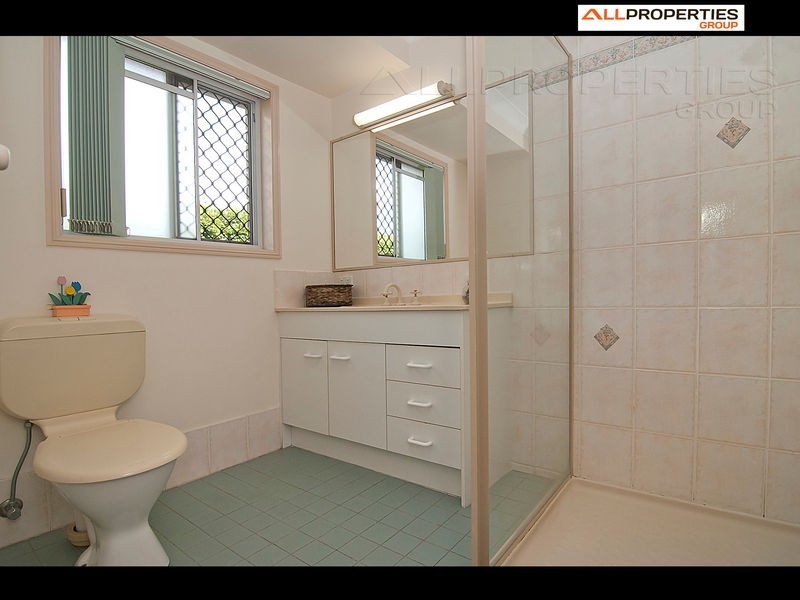 8 VIROSA CT, Regents Park QLD 4118