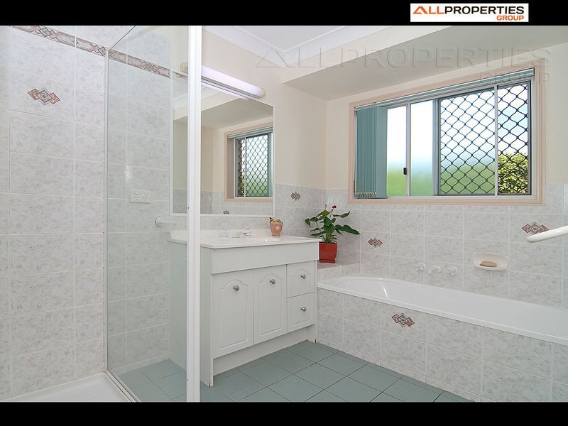 8 VIROSA CT, Regents Park QLD 4118