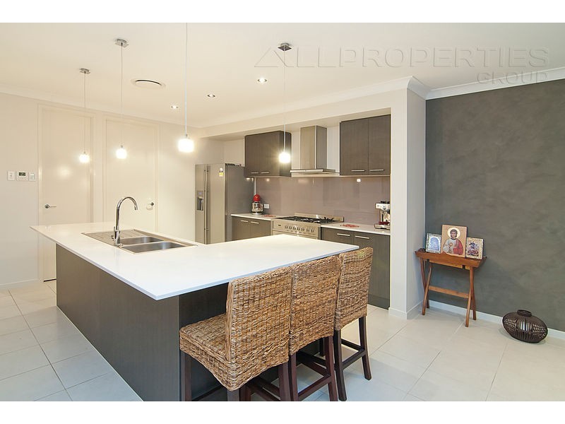 27 Acacia Street, Heathwood QLD 4110