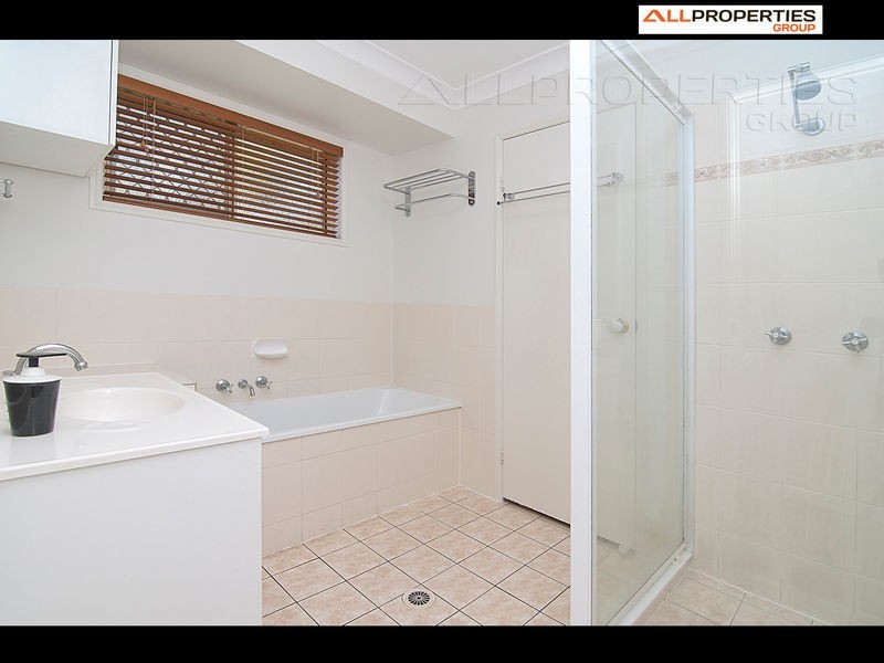 1 SOLANDRA CIRCUIT, Regents Park QLD 4118