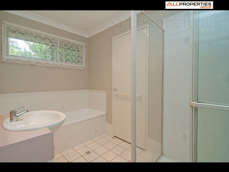 6 BILLABONG CT, Regents Park QLD 4118