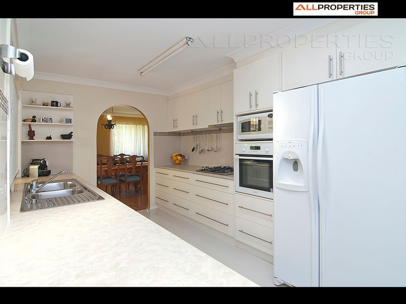 114 EMERALD DR, Regents Park QLD 4118