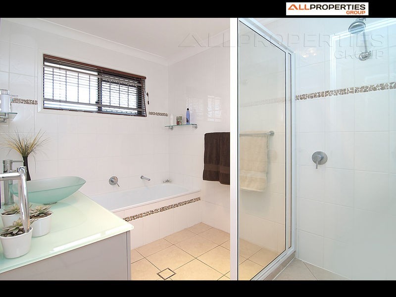 114 EMERALD DR, Regents Park QLD 4118