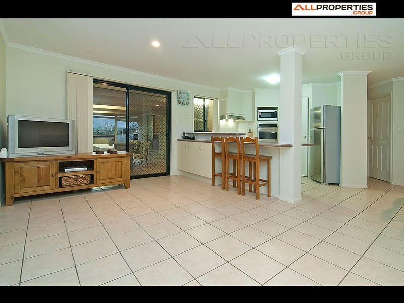 4 GREAT CT, Regents Park QLD 4118