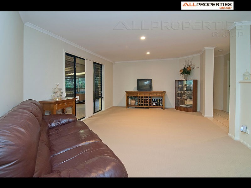 4 GREAT CT, Regents Park QLD 4118