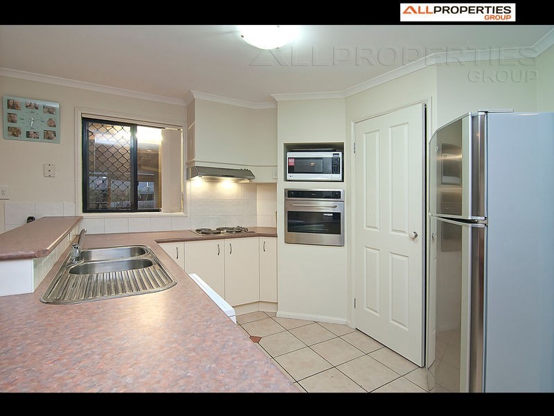 4 GREAT CT, Regents Park QLD 4118
