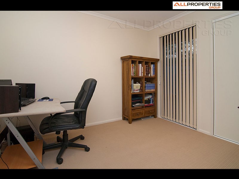 4 GREAT CT, Regents Park QLD 4118