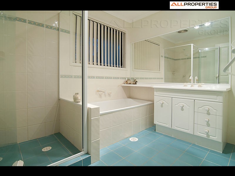 4 GREAT CT, Regents Park QLD 4118