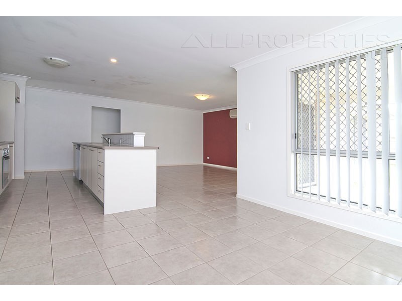 4 PAUL DR, Regents Park QLD 4118
