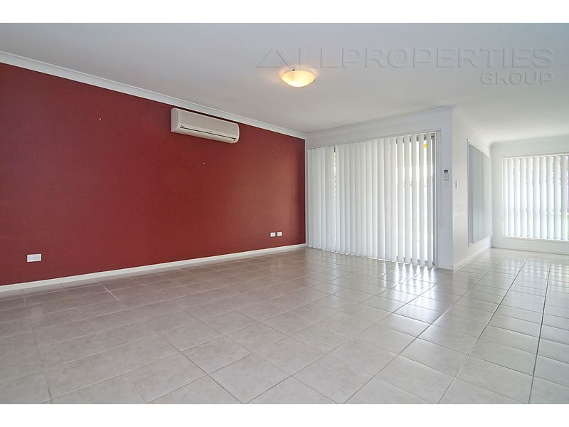 4 PAUL DR, Regents Park QLD 4118
