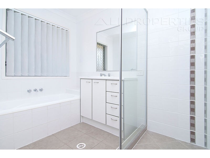 4 PAUL DR, Regents Park QLD 4118