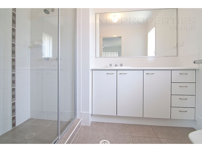 4 PAUL DR, Regents Park QLD 4118