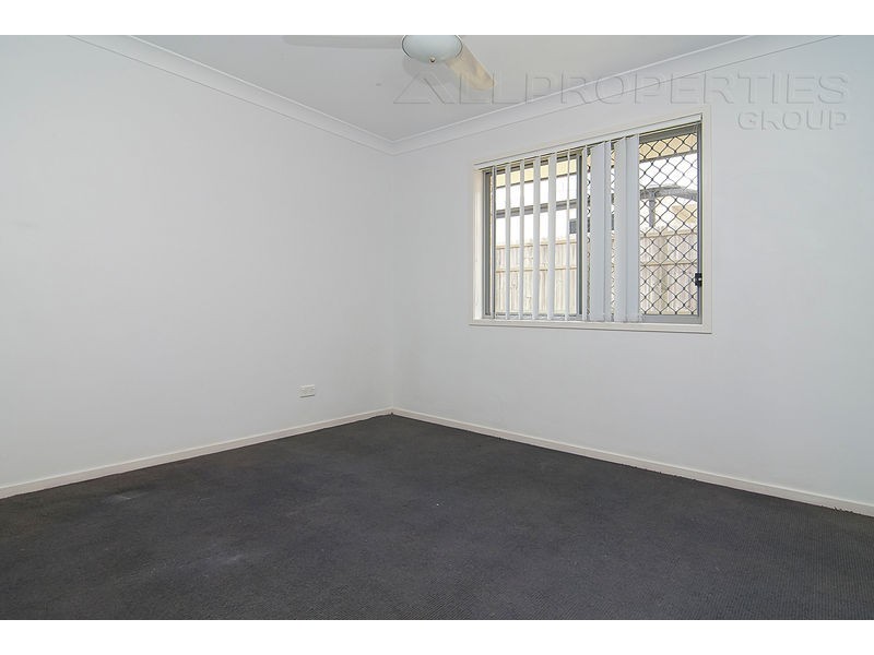 4 PAUL DR, Regents Park QLD 4118
