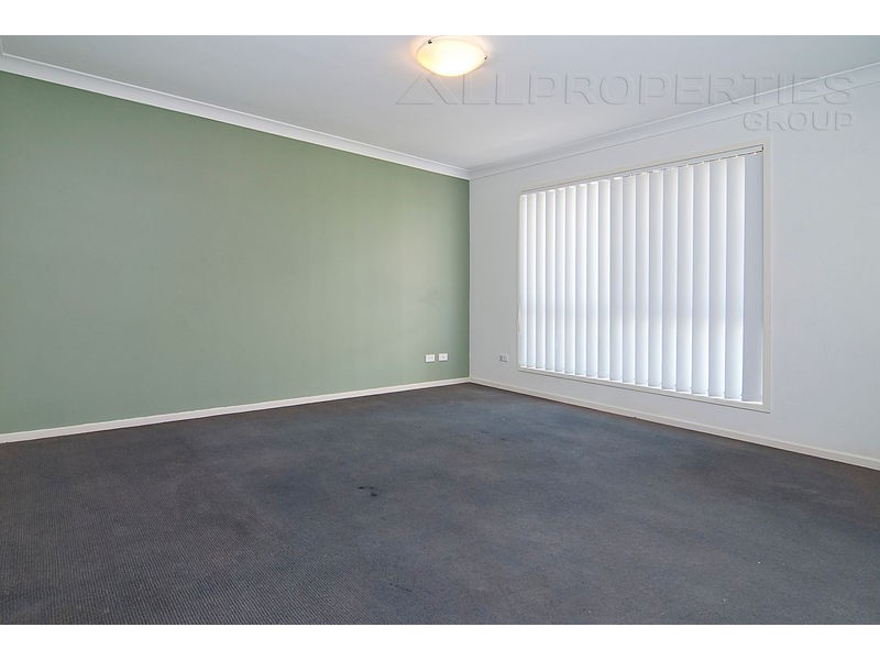 4 PAUL DR, Regents Park QLD 4118