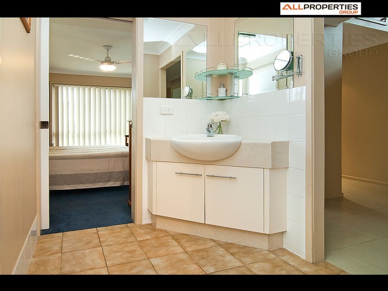 95 FLINDERS CR, Boronia Heights QLD 4124