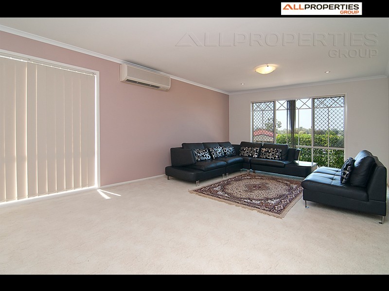 8 Oakview St, Parkinson QLD 4115