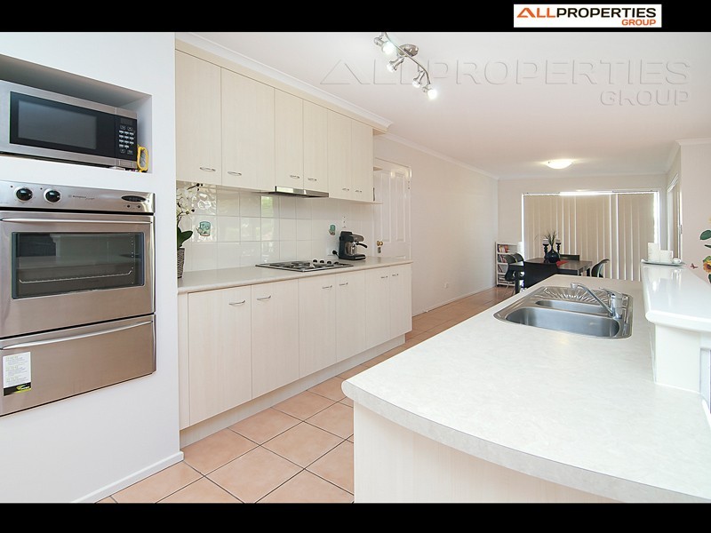 8 Oakview St, Parkinson QLD 4115