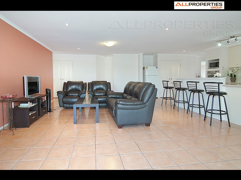 8 Oakview St, Parkinson QLD 4115