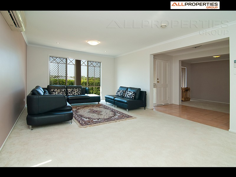 8 Oakview St, Parkinson QLD 4115