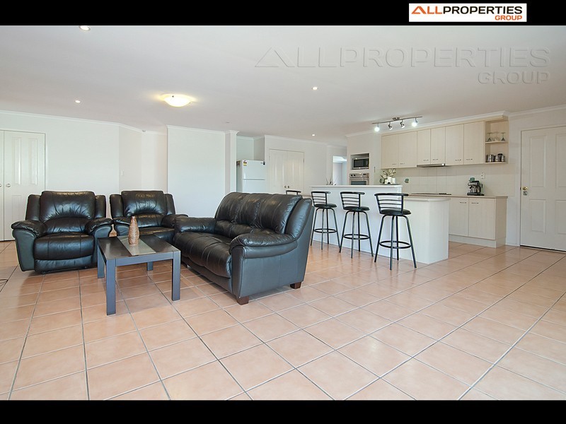 8 Oakview St, Parkinson QLD 4115