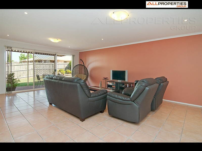 8 Oakview St, Parkinson QLD 4115