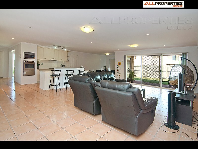 8 Oakview St, Parkinson QLD 4115