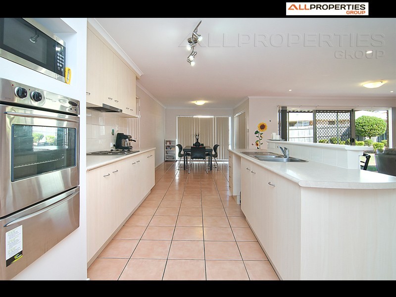 8 Oakview St, Parkinson QLD 4115