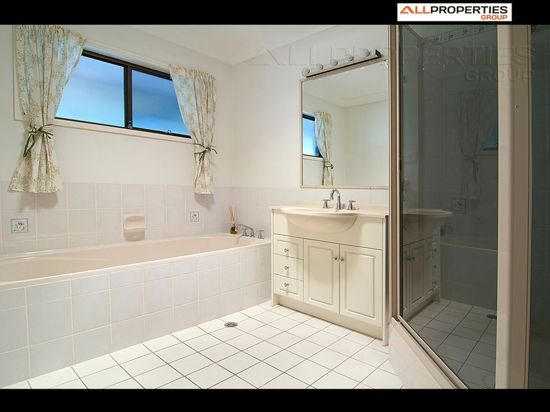 8 ANTLIA STREET, Regents Park QLD 4118