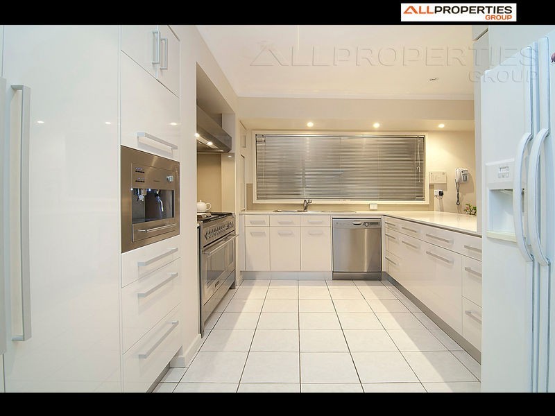 8 Kadgo Place, Westlake QLD 4074