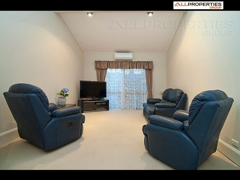 8 Kadgo Place, Westlake QLD 4074