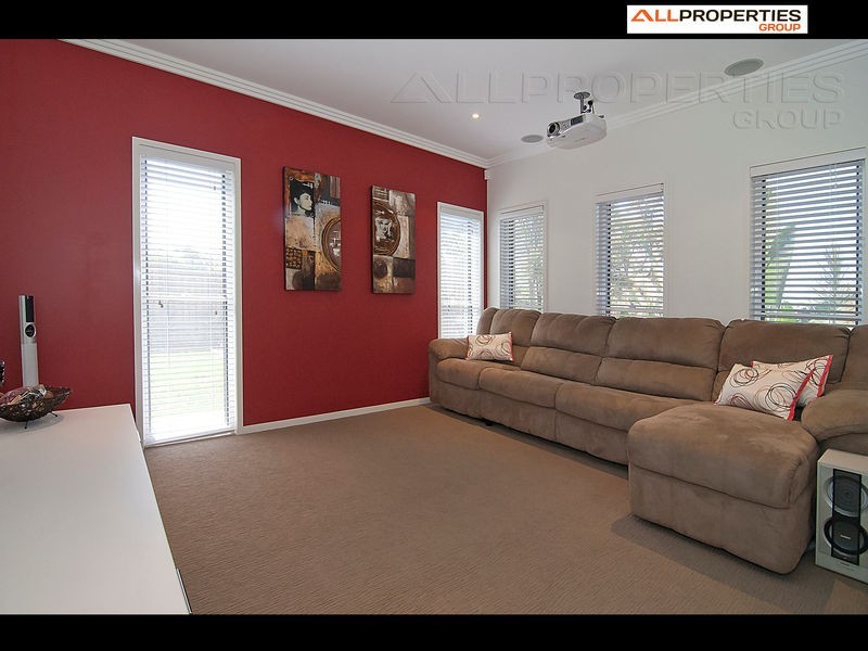 34 Sandalwood St, Heathwood QLD 4110