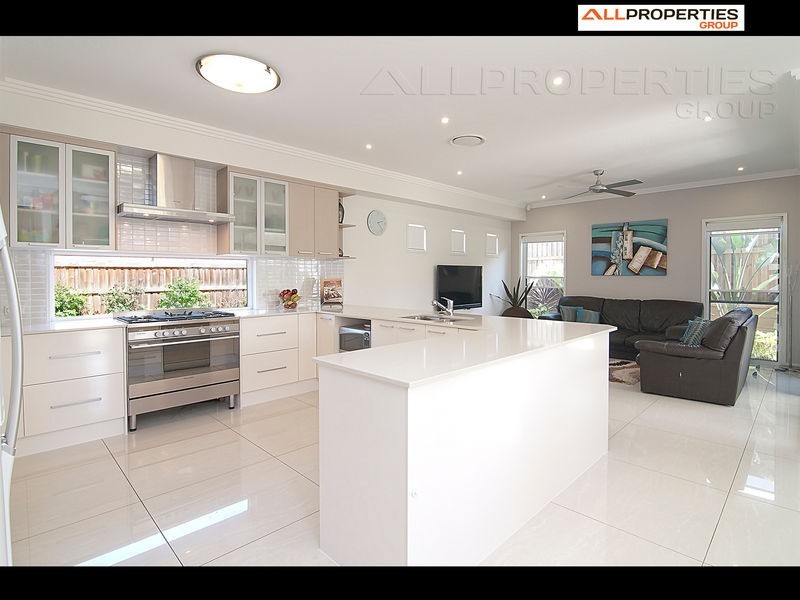 34 Sandalwood St, Heathwood QLD 4110