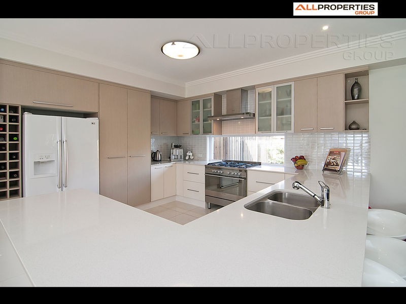 34 Sandalwood St, Heathwood QLD 4110