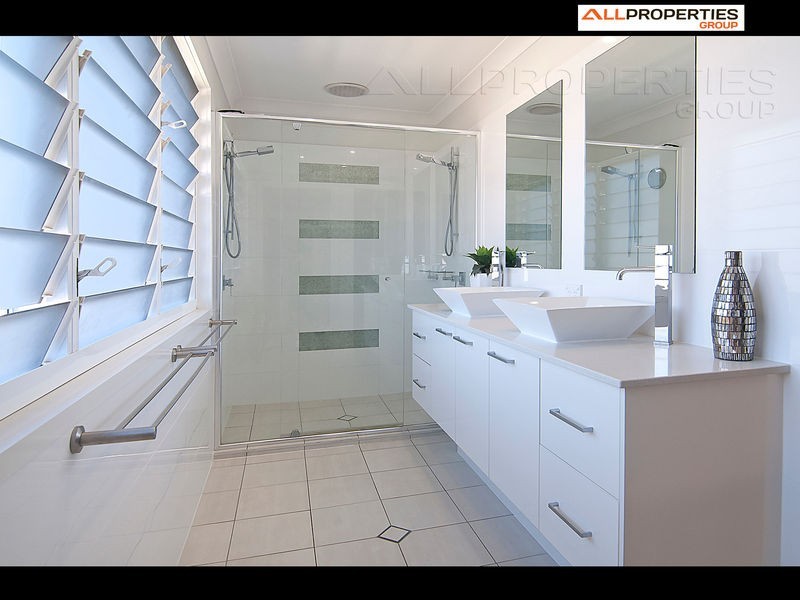 34 Sandalwood St, Heathwood QLD 4110