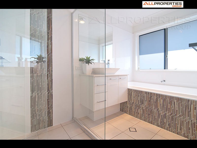 34 Sandalwood St, Heathwood QLD 4110