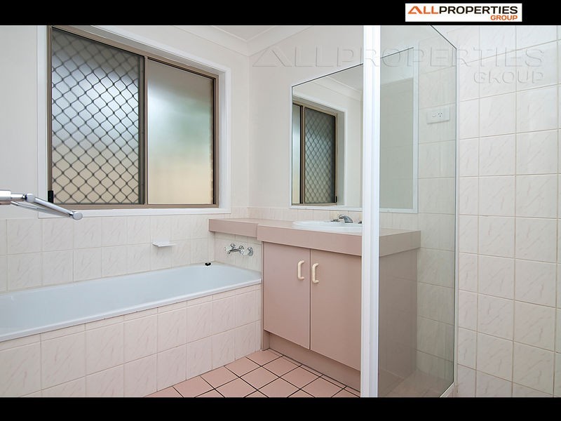 27 SAMANTHA STREET, Boronia Heights QLD 4124