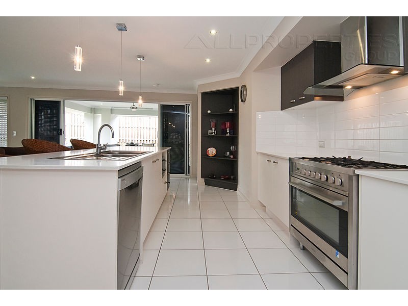 33 Oak Street, Heathwood QLD 4110