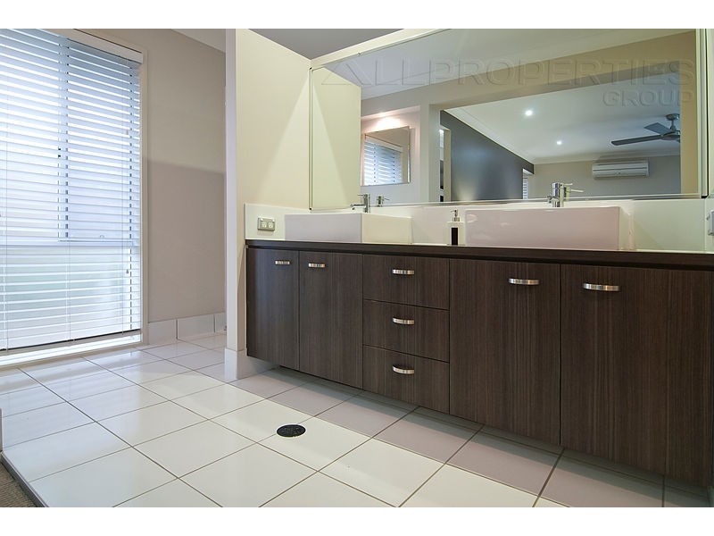 33 Oak Street, Heathwood QLD 4110