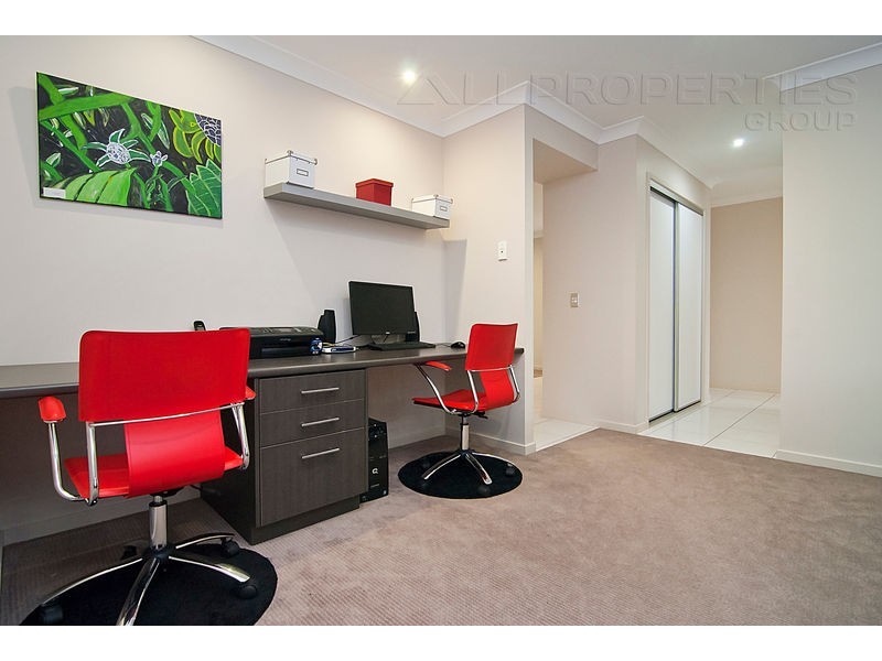 33 Oak Street, Heathwood QLD 4110