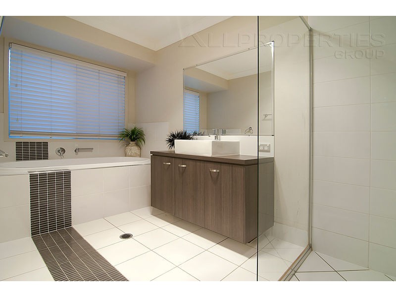 33 Oak Street, Heathwood QLD 4110