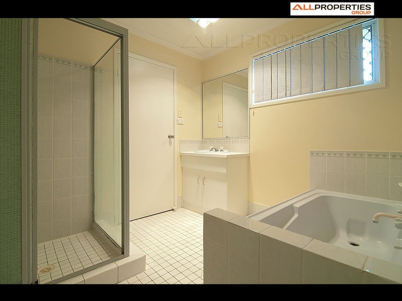 28 MORTLAKE CRESCENT, Boronia Heights QLD 4124