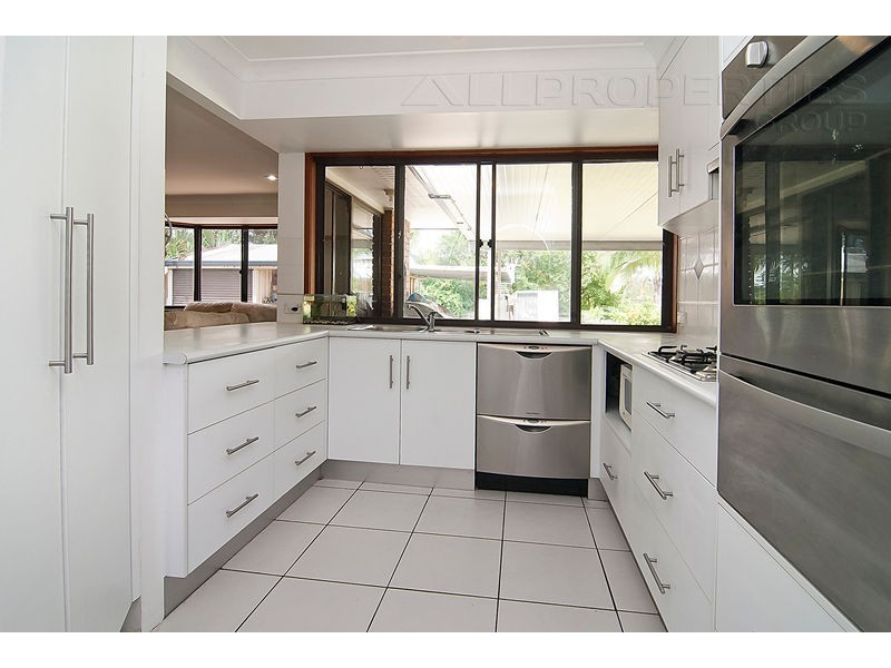 9 KINGFIELD CT, Regents Park QLD 4118