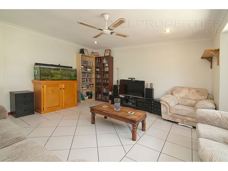 9 KINGFIELD CT, Regents Park QLD 4118