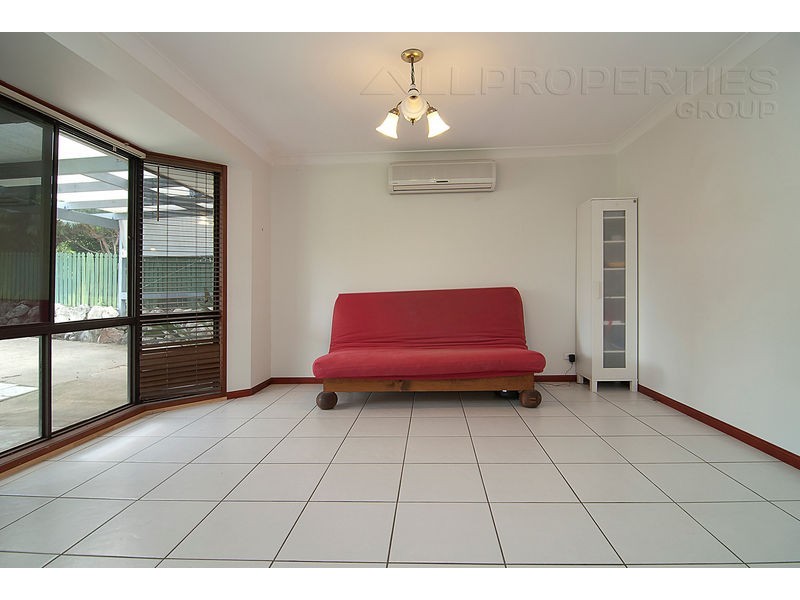 9 KINGFIELD CT, Regents Park QLD 4118
