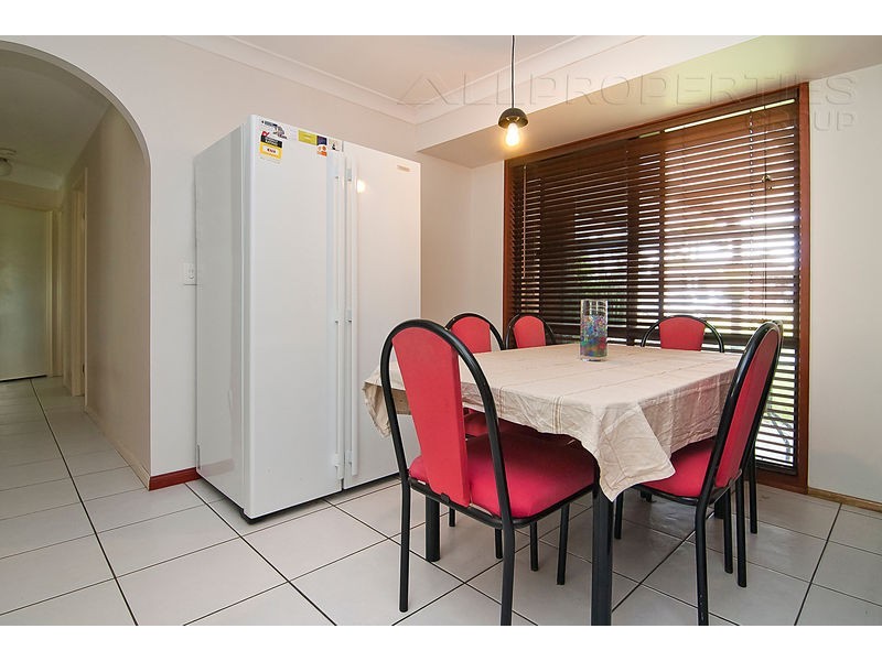 9 KINGFIELD CT, Regents Park QLD 4118