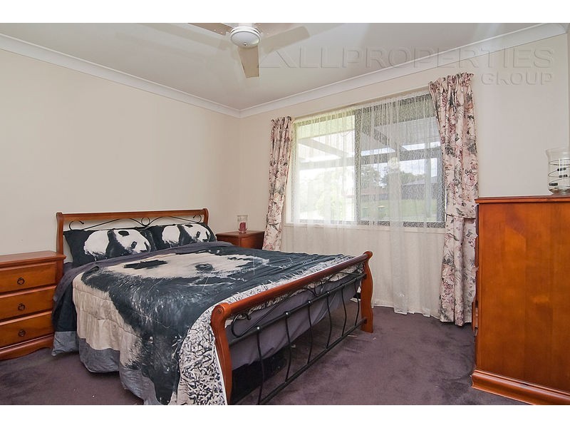 9 KINGFIELD CT, Regents Park QLD 4118