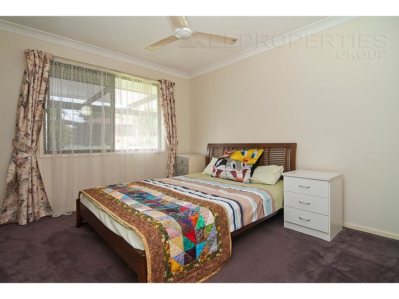 9 KINGFIELD CT, Regents Park QLD 4118