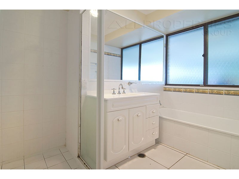 9 KINGFIELD CT, Regents Park QLD 4118