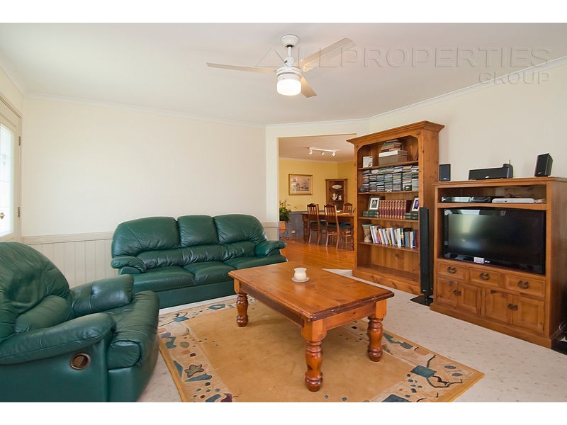 49 BOTTLEBRUSH DRIVE, Regents Park QLD 4118